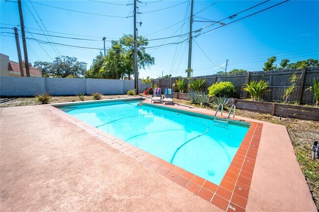 Building Photo - 1060 Concord Dr W