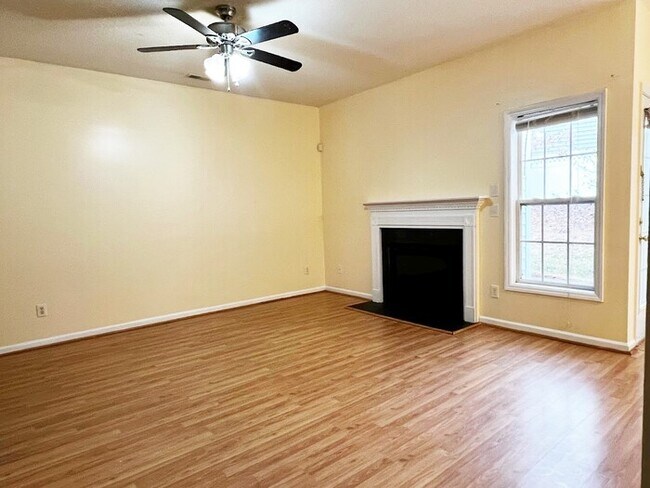 Building Photo - 3 Bedroom 2.5 bath One Garage