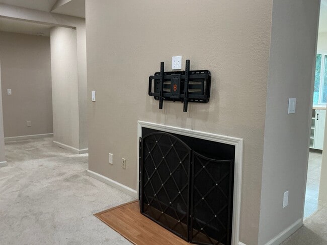 Foto del edificio - Spacious 3-Bedroom Condo in a Prime, Convenient Location