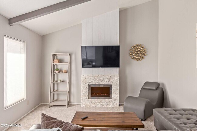 Foto del edificio - 2329 N Recker Rd