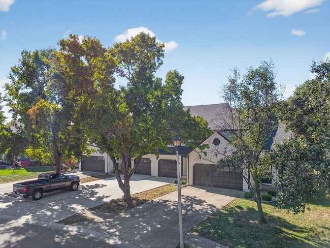 Foto del edificio - Renovated 3BR/2.5BA Townhome in Blue Valley Schools with Full Basement & 2-Car Garage