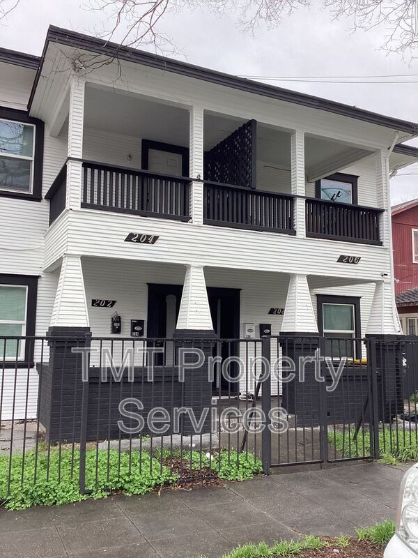 Foto principal - 204 W Oak St