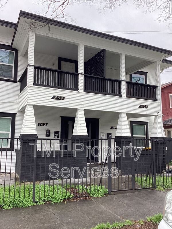 Primary Photo - 204 W Oak St