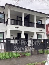 Building Photo - 204 W Oak St