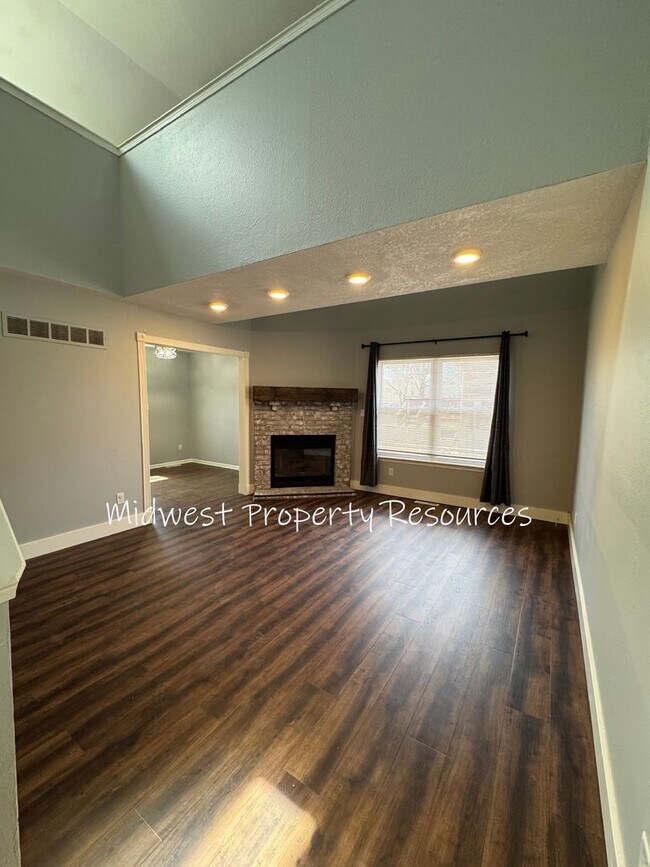 Foto del edificio - Spacious 4 Bedroom, 2 Bath Home for Lease in Lee's Summit, MO
