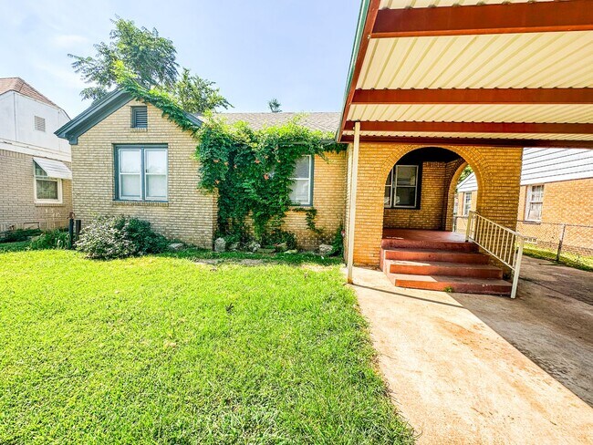 Foto del edificio - 3 Bed / 1 Bath - LARGE Workshop!