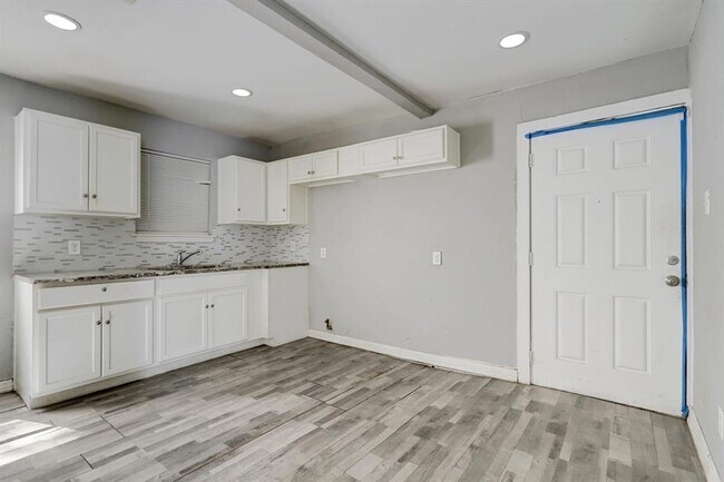 Building Photo - 7438 Bywood St