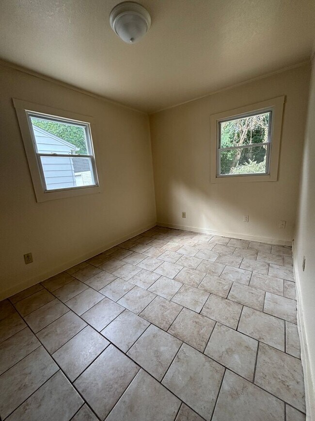 Foto del edificio - AFFORDABLE 2BR SINGLE FAMILY HOME, HARD SURFACE FLOORS, STAIR LESS, SIDE DRIVE, GARAGE
