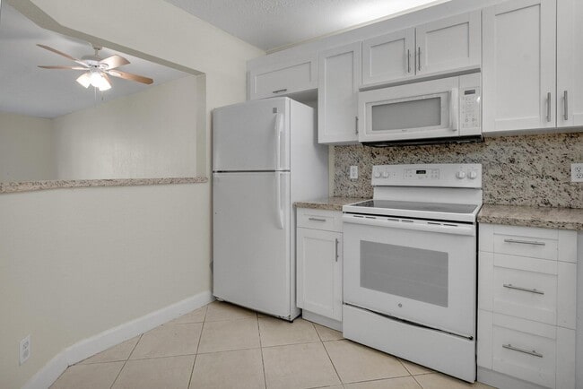 Building Photo - 21911 Lake Forest Cir