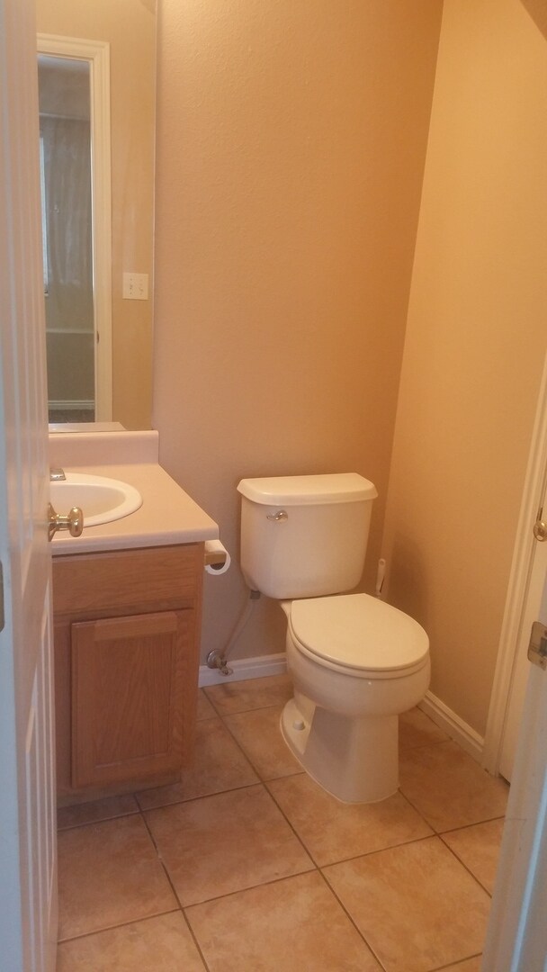 Building Photo - 3 bedroom 2 1/2 bath townhome