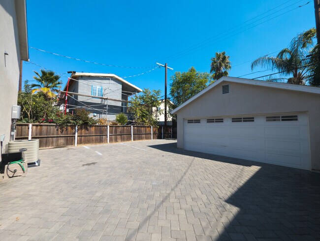 Cochera - 5640 Craner Ave