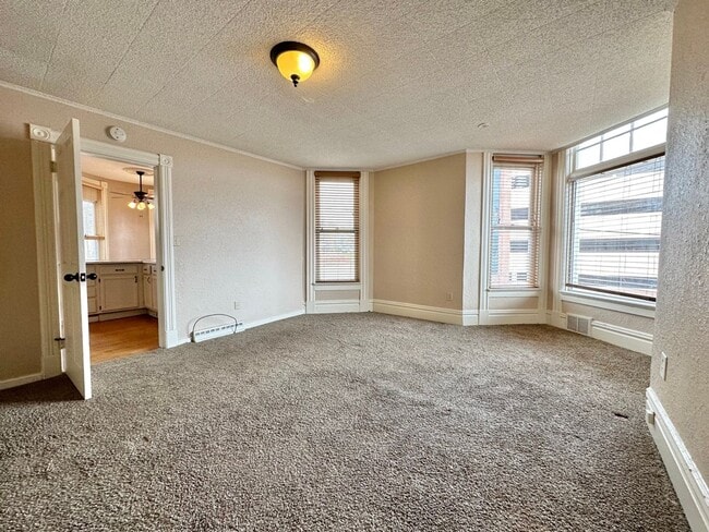 Building Photo - AVAILABLE SEPTEMBER - Charming 1 Bed 1 Bat...