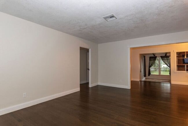 Foto del edificio - 4 bed/3 bath in College Park