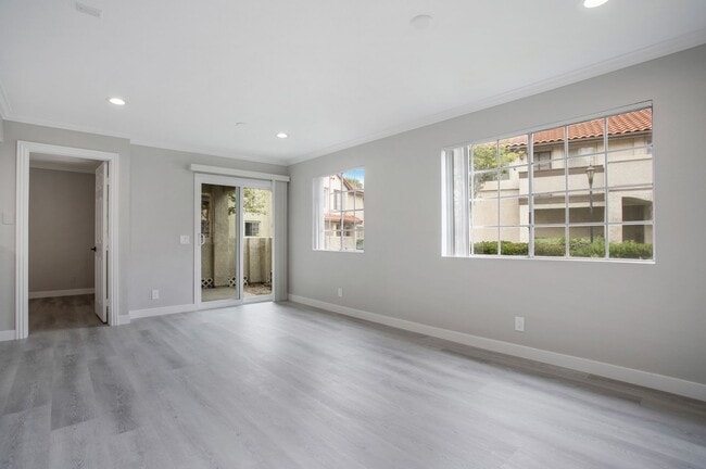 Building Photo - Beautifully Renovated 2 Bedroom 2 Bath Condo