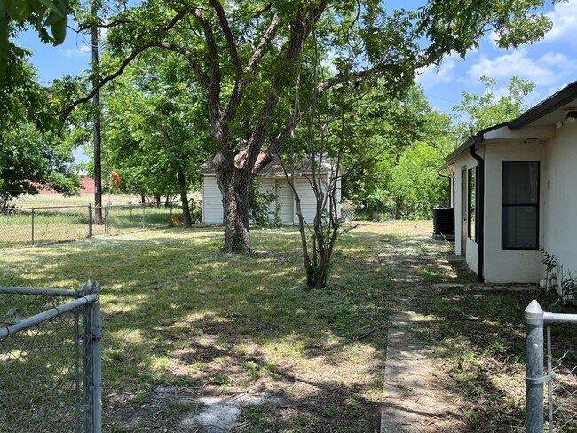 Building Photo - 899B Harper Rd