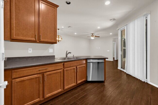 Building Photo - 946 S Hawk Ln