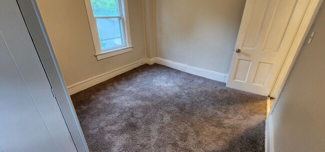 Building Photo - 1 Bedroom Apartment - Now Available!