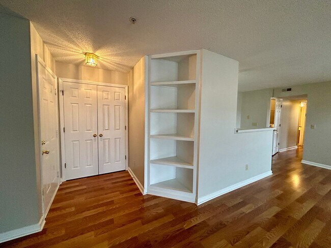 Building Photo - Second Floor 2BR/2BA Condo on Lawndale!