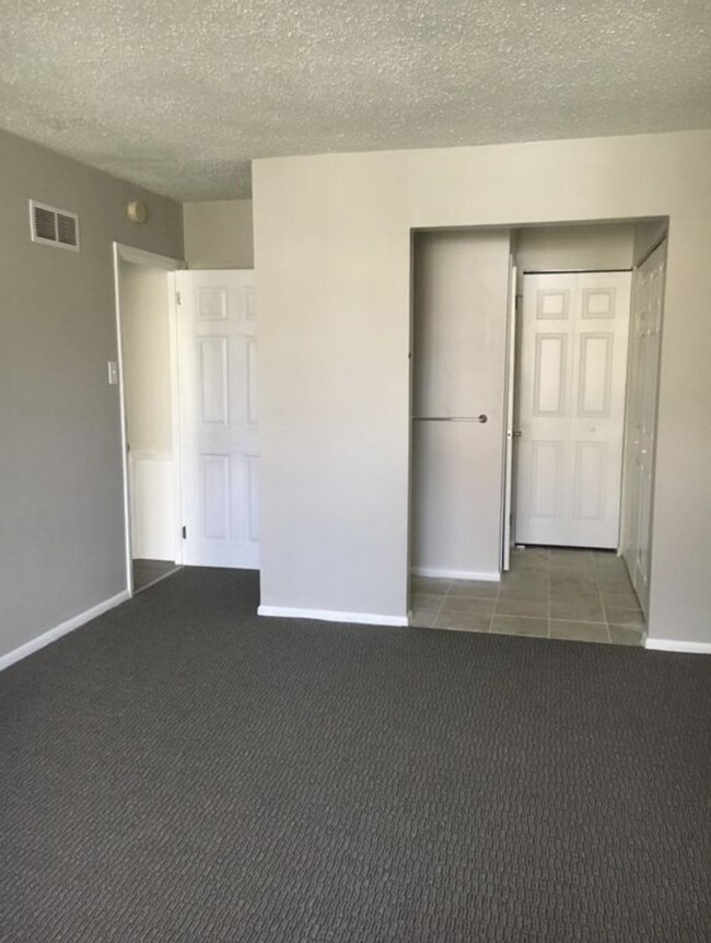 Foto del edificio - 26-10 Laurel Springs Ln