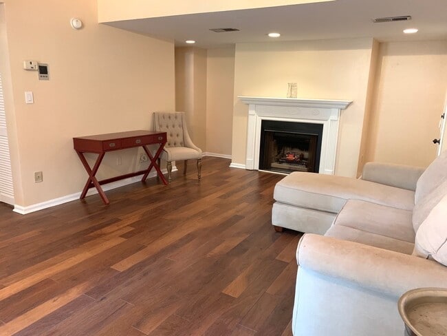 Building Photo - Available August 1st – 1/1 Condo in Prime ...