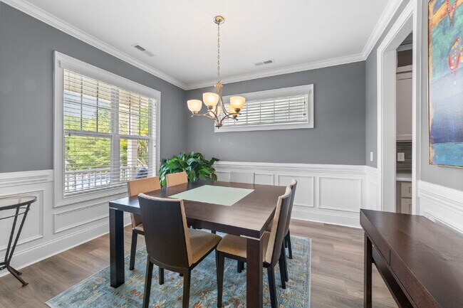 Foto del edificio - Charming Craftsman Home in the Heart of Apex | Renovated Kitchen, Fenced Yard, Garage & Lawn Care...