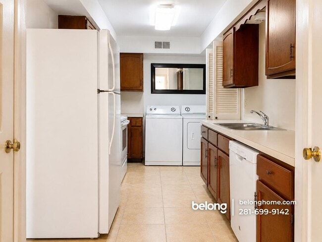 Building Photo - 357 N Post Oak Ln