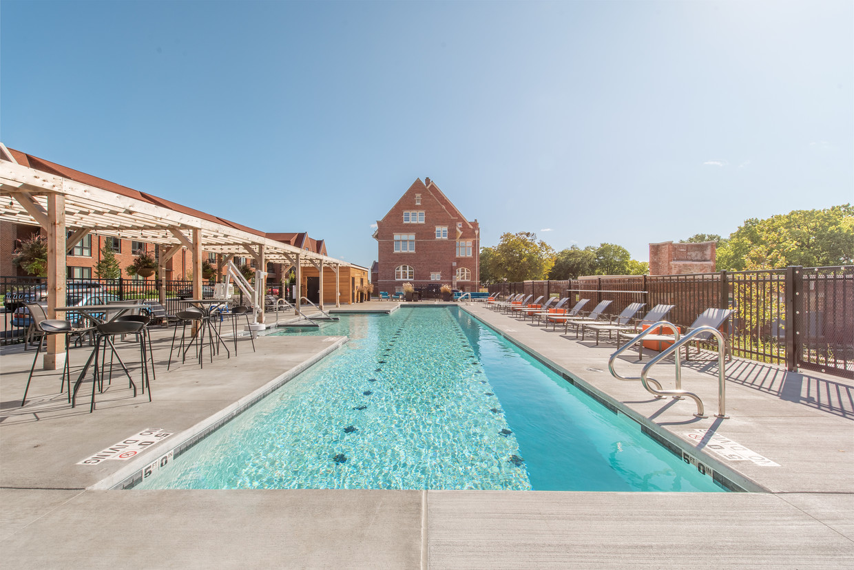 Piscina de 60 pies - Echelon Apartments at Innovation Campus