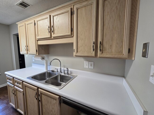 Building Photo - 107 Raintree Ct