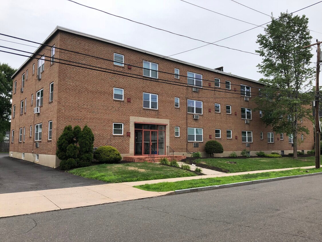 Fairview Street Apartments Rentals in West Hartford at 34 Fairview St