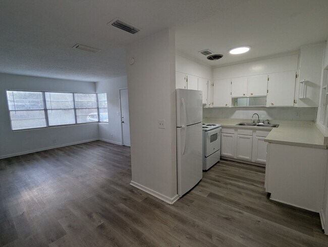 Foto del edificio - AVAILABLE NOW on this 18mo Lease Price - Great 3/1 located on the Westside and close to shopping,...