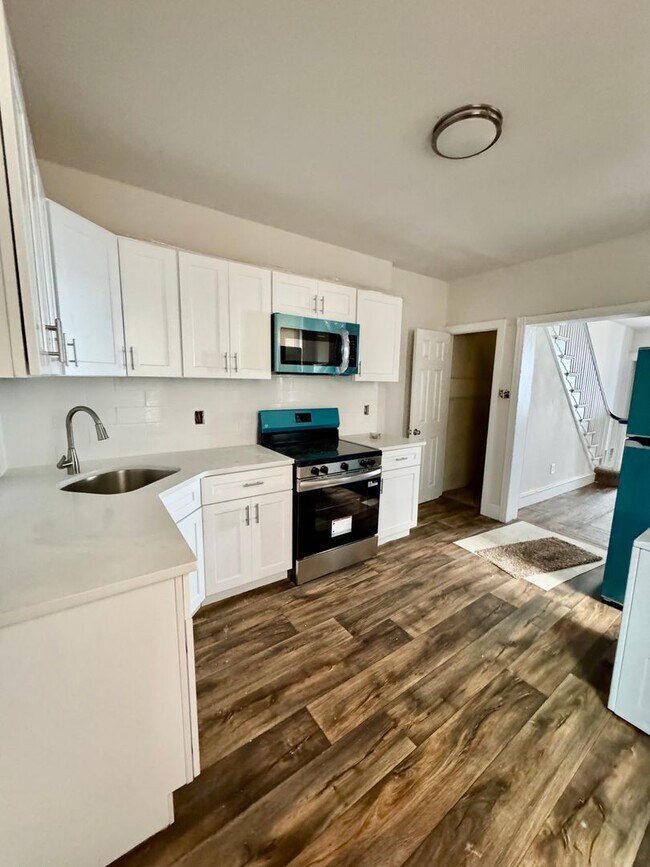Building Photo - 3-Bedroom Home with In-Unit Laundry and Pe...