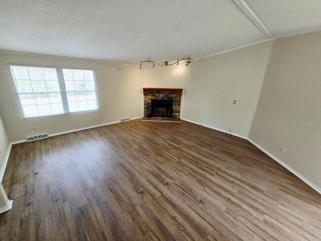 Foto del edificio - 3 Bed 2 Bath in quiet country setting! View this home TODAY!