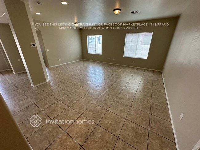 Building Photo - 1645 E Illini St