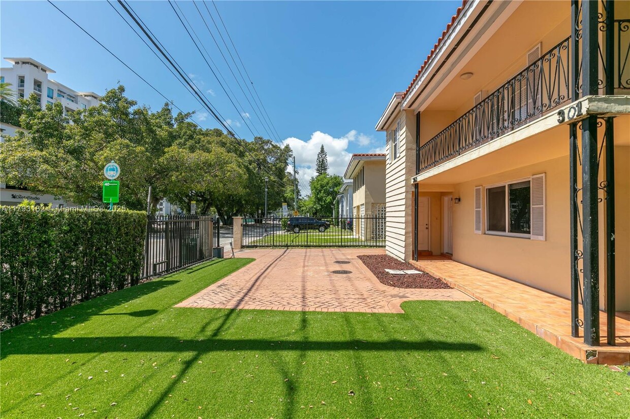 Foto principal - 301 Bird Rd