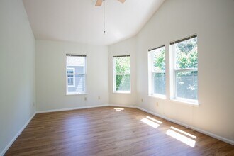 Building Photo - 245 SW Hooker St