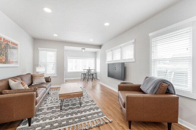 Foto del edificio - FURNISHED HOUSE! Short or Long Term! Large Newly Renovated Fully Furnished Modern 5 Bedroom Home ...