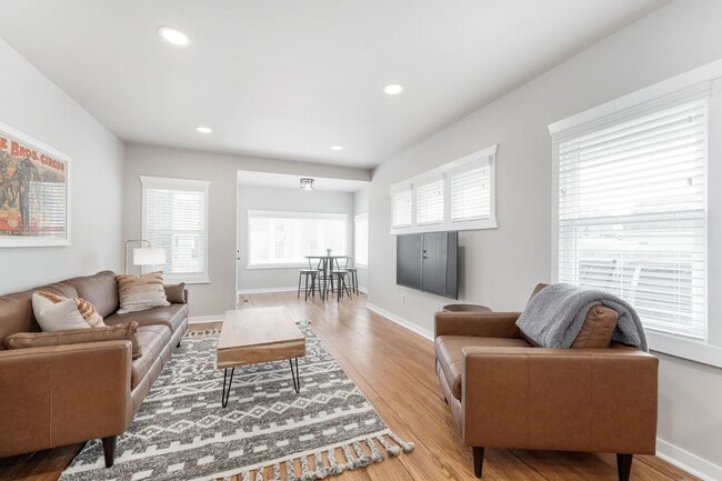 Building Photo - FURNISHED HOUSE! Short or Long Term! Large...