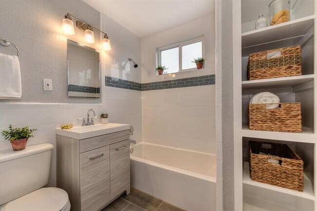 Foto del edificio - Beautifully Remodeled Duplex - 2 Bed, 1 Bath