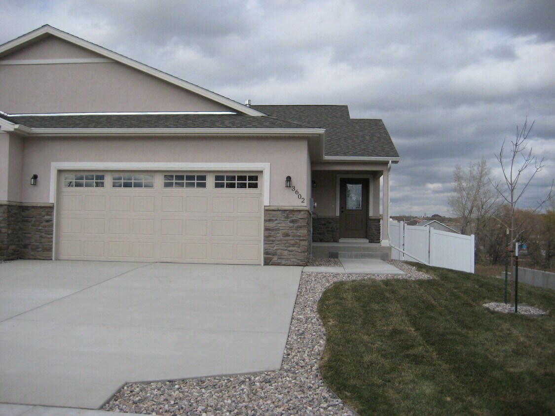 Primary Photo - 2 BEDROOM, 2 BATHROOM TOWNHOUSE WITH 2 CAR...