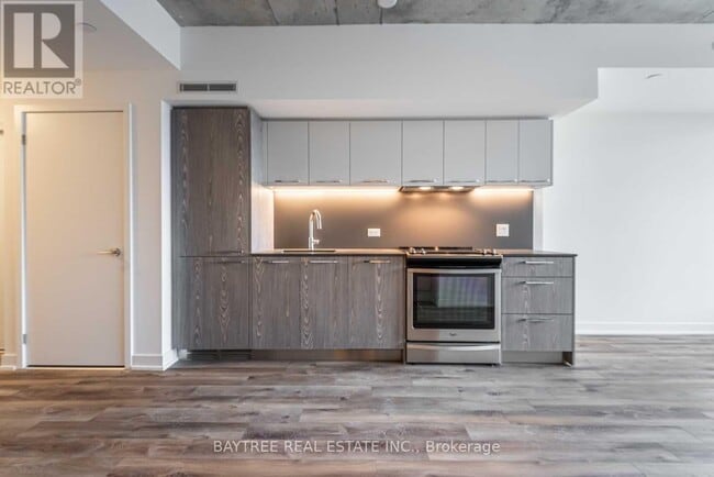 Photo du bâtiment - 30 Baseball Pl