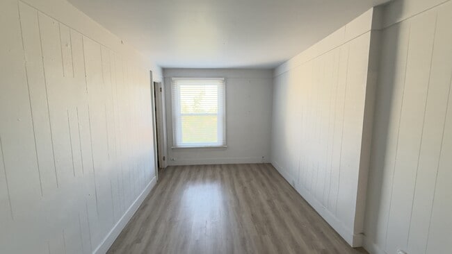 Building Photo - 2-4587 Mallette Crescent