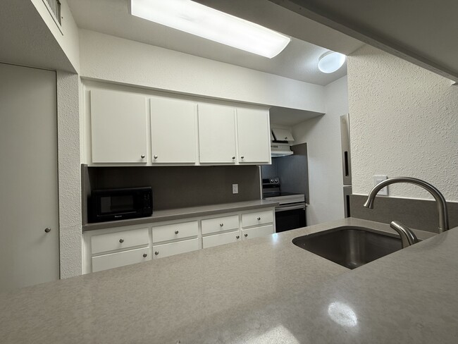 Building Photo - 2121 Fountain View Dr