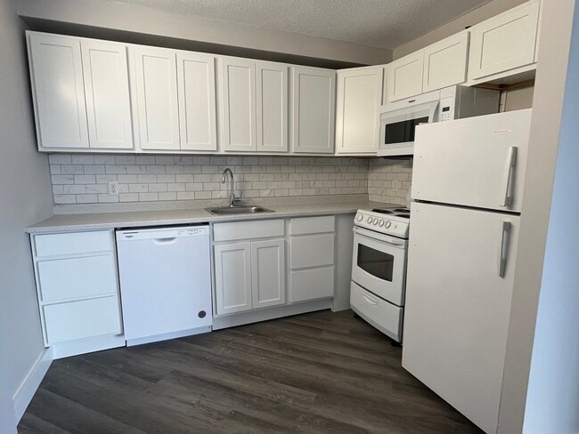 Building Photo - ONE BEDROOM APARTMENT LOCATED IN THE HEART...