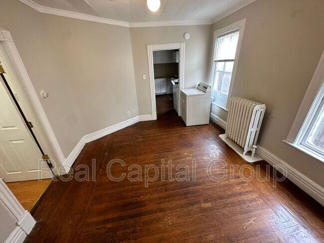 Building Photo - 431 Morris St