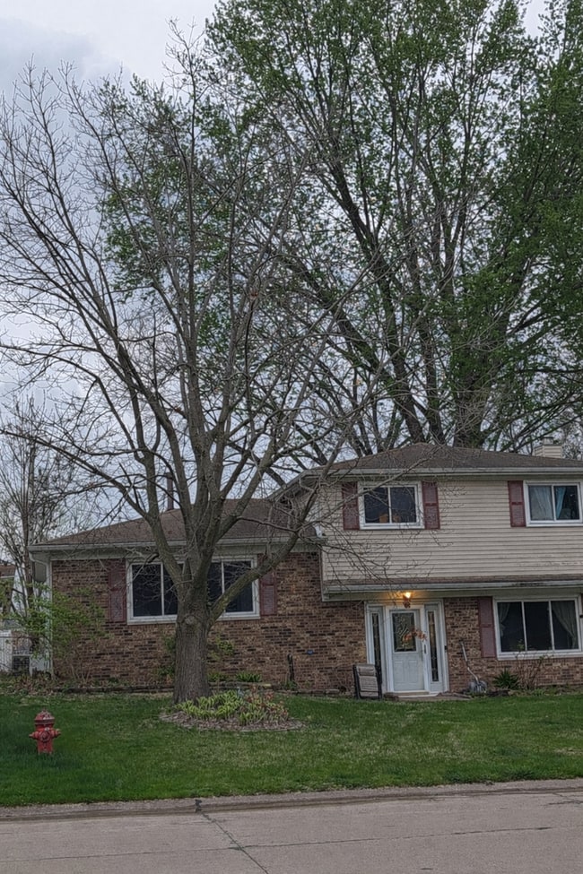 Foto del edificio - 4 Bedroom East Moline Home with Space Style and Comfort!