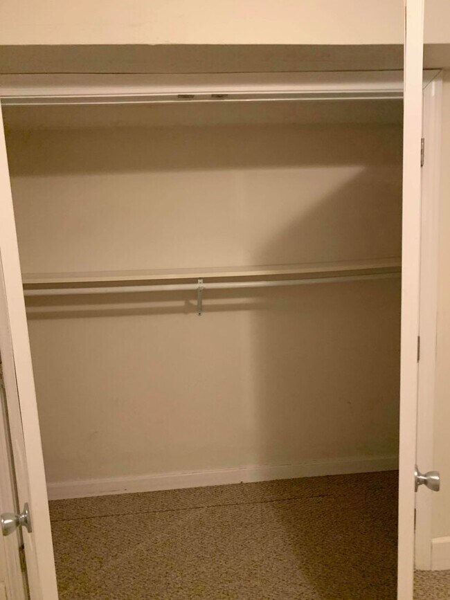 Building Photo - Beautiful 3 bed unit with a jacuzzi tub an...