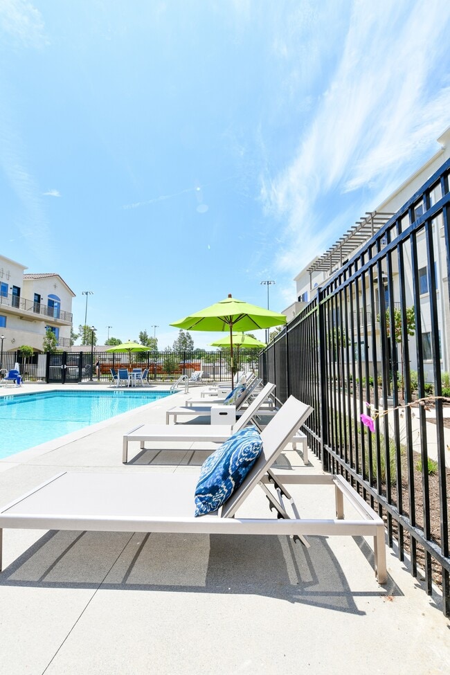 Building Photo - Breeze Hill Apartments