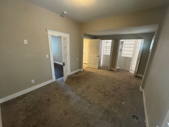Building Photo - Stunning home in Ivywild!