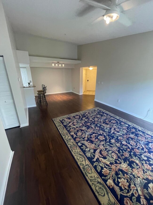 Building Photo - 400 Crestwood Ct N