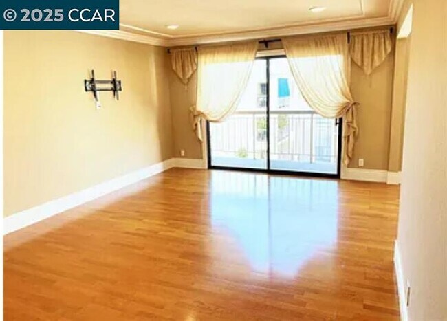 Foto del edificio - 310 N Civic Dr